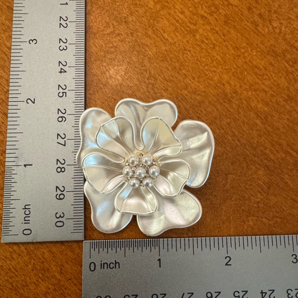 Shell Flower Brooch - Picture 3 of 3